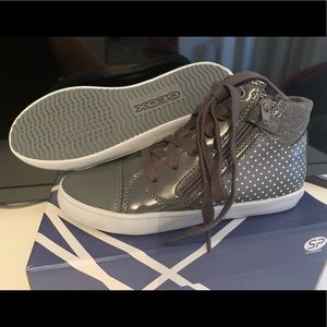 New Girls Size 2 Geox Silver Sneaker